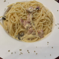 イタリアン レストラン リトル キャット - きのことグリーンペッパーのカルボナーラ