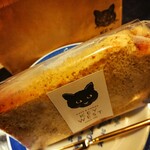 カフェ&フーズ キーウエスト - 開封前のシフォンケーキと袋。
パッケージに猫ちゃん！