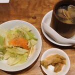 四川厨房 美 - セットのスープ、ザーサイ、サラダ