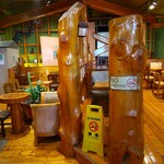 カフェOB - ウッド調の店内