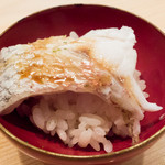 撮影不可だが貸切のため特別に許可いただいた。掲載も承諾スミ。ノドグロ蒸し寿司