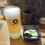 串焼きロマン 八氣 - 生ビールとお通しの自家製豆腐