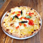 トラットリア ピッツェリア polipo - STANDARDメニューのマルゲリータ ジャッラです。
      黄色のトマトソースを使いモッツアレラチーズ、ミニトマト、バジリコを散りばめたトマトソース・ピッツアは絶品です‼️(o^^o)