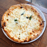 トラットリア ピッツェリア polipo - STANDARDメニューのクアトロフォルマッジです。