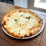 トラットリア ピッツェリア polipo - クアトロフォルマッジは4種のチーズ(モッツアレラ・ゴルゴンゾーラ・クリーム・パルミジャーノレッジャーノ)にバジリコを散りばめたチーズ好きには堪らないビアンカタイプのピッツアです❣️(o^^o)