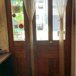 トラットリア ピッツェリア polipo - お店の内側から見た入口と外観です。