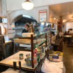 トラットリア ピッツェリア polipo - 入口から見た店内左側の内観です。