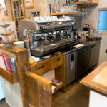 トラットリア ピッツェリア polipo - 入口から見た店内右側の内観です。