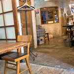 トラットリア ピッツェリア polipo - 私達が座った店内奥のテーブル席から見た内観です。