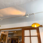 トラットリア ピッツェリア polipo - 私達が座ったテーブル席から見上げた内観です。