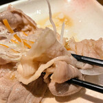 Satsuma Ogojo - 生の野菜を豚のしゃぶしゃぶで巻いて食べます
