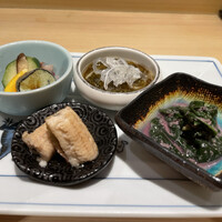 鮨まつもと - 先付け♡野菜のナンダカ、沖縄のもずく＆てっぴ？だっけ河豚の皮だかナンダカ、ぶっこ？どつぼ？どぶん？なんかそんな感じの普段は天ぷらに使うらしいお魚、金時草のお浸し♪