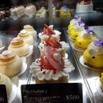 Patisserie okashi gaku - ショーケースのイチゴ