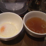 ラーメン雷鳥 - ３号の温玉としゃもスープ