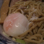 ラーメン雷鳥 - 温玉投下！