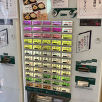 Komoro Soba - 券売機。空いていたのでゆっくり選べて心拍数あがらず。
                後ろ並ばれるとこのボタン数は悩む…