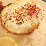 ロイヤルグリーン レストランアンドバー - デビルライスチキン(目玉ライス)