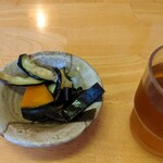 Teuchi Udon Sanaburi - 突き出し (  茄子、胡瓜の漬物。   南瓜煮、昆布煮。)と麦茶。
                      