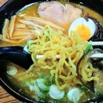 麺や 六根 - 寝かし味噌ラーメン（850円）︰麺リフトアップ