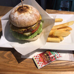 E・A・T GRILL&BAR - チーズバーガー　¥1550