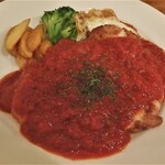 カフェ&レストラン ランプ - ◆チキンのチーズ焼きトマトソース