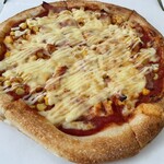 ピザ・カルボ - ベーコンとたっぷりマヨコーンのピザ