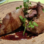 モノリス - 藁で燻したピジョン、ノワゼットオイルで繋いだ赤ワインのソース