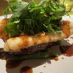 モノリス - アナゴのフリット、フォアグラのポワレ、エシャロットで和えたハーブのサラダ