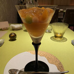 モノリス - パプリカのムース
      プチトマト、トマトのコンソメのジュレ、天使の海老