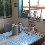 Itani Benkyoudou - テーブル席食堂部分はいたってシンプルで清潔安心
      