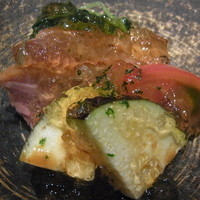賛否両論 - 鴨ロース、水茄子、豆苗のおひたし、フルーツトマト、コンソメジュレ