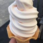 さくらんぼ山観光農園 - ソフトクリームはさくらんぼ味とシャインマスカット味の2種類あります！！(各400円)
