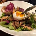 KURO TEI - 砂肝と手作りベーコンと半熟卵のサラダ