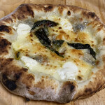 Pizzeria Pino Isola VESTA - 2021年8月。クアトロフォルマッジ。テイクアウトで1450円。