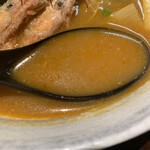 海老らーめん えび蔵 - スープは海老風味が香りつつスッキリした味わい。