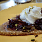 Cafe Gourmand - 酸樱桃与瓦罗纳巧克力的可丽饼