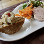 Cafe Gourmand - 鸡肉与花椒的博洛尼亚香肠，鱼肉酱，搭配当地新鲜蔬菜的煎蛋