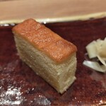 品川 鮨 栞庵 やましろ - 玉子カステラには、芝海老のすり身でコクのある玉子に！