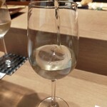 品川 鮨 栞庵 やましろ - 丸氷に注がれます。