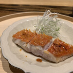 温石 - 駿河湾の代表格、金目鯛。炭火で皮目の方に強めに火入れして、身はレア感を残して。問答無用のごちそう。