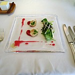 メゾン・ド・タカ芦屋 - 帆立貝のポワレ　レモン風味　ビーツのウムスとドレッシング　黒大根のピクルス添え