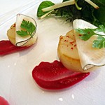 メゾン・ド・タカ芦屋 - 帆立貝のポワレ　レモン風味　ビーツのウムスとドレッシング　黒大根のピクルス添え