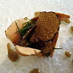 メゾン・ド・タカ芦屋 - フォアグラコンフィとアーティチョークのシャルロット　ブルゴーニュ産秋トリュフを添え