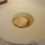 メゾン・ド・タカ芦屋 - 天然ヒラメのソテー　岩塩包にした根セロリ　トリュフ風味の野菜のブイヨン