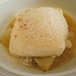 メゾン・ド・タカ芦屋 - 天然ヒラメのソテー　岩塩包にした根セロリ　トリュフ風味の野菜のブイヨン