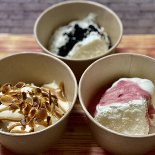 白いシフォンケーキが可愛い ふわっもちっ食感の軽い口当たりとソースが織り成すハーモニーがたまらないっ By Tomomin6 マーサー ビス エビス Mercer Bis Ebisu 恵比寿 カフェ 食べログ