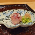 勢麟 - 遠州灘の鯵、２日生け簀で泳がせストレスを解消し、昨日捌いた鯵は全く臭みがない、ピリッと辛い南蛮醤油をたっぷりつけて