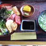 魚国 - 海鮮丼＝８５０円 税込