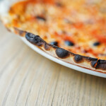 ローマピザとチーズのバル ConeYaki-048 - "意大利薄餅（ピッツァ）"、《鯷醢橄欖（アンチョビ・オリーヴ、かたくちいはしのしほづけ＋オリーヴ）》、焦（こ）げ