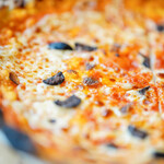 ローマピザとチーズのバル ConeYaki-048 - "意大利薄餅（ピッツァ）"、《鯷醢橄欖（アンチョビ・オリーヴ、かたくちいはしのしほづけ＋オリーヴ）》、黑橄欖（くろオリーヴ）